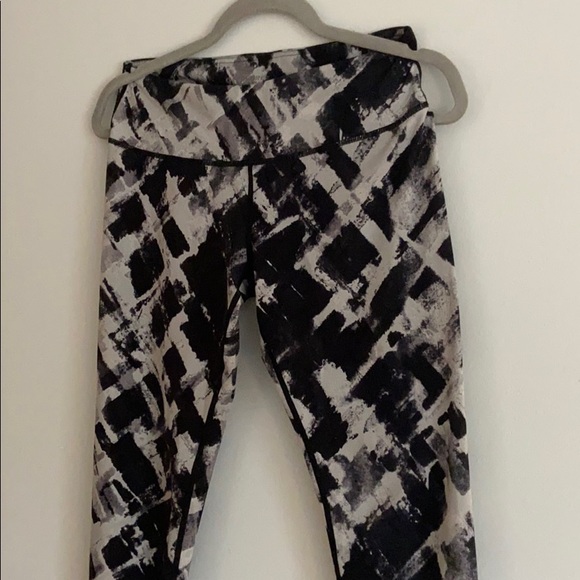 NEW Fabletics Salar Capri leggings, size small - Picture 3 of 5